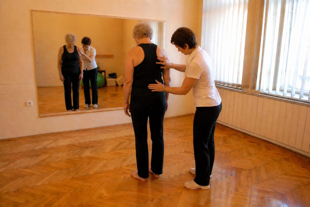 Tartásvizsgálat tükör előtt gerincferdülés miatt